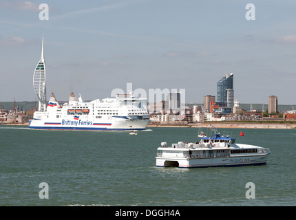 Bretagne Fähren Schiff, der Mont St. Michel, Segel aus Portsmouth, England, Frankreich, vorbei an der Spinnaker Tower Stockfoto