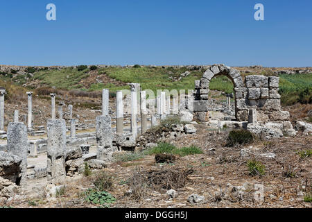 Ruinen und Säulen Kolonnaden Hauptstraße in der Ausgrabungsstätte in der antiken Stadt Perge, Aksu, türkische Riviera Stockfoto