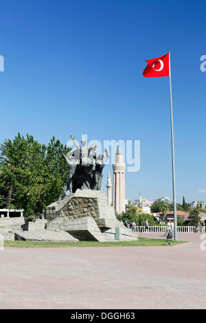 Statue von Mustafa Kemal Atatürk die türkische Flagge vor der Yivli Minare Moschee in der Altstadt von Antalya Stockfoto