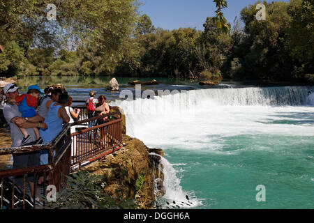 Touristen am Wasserfall auf dem Manavgat-Fluss in der Stadt Manavgat, Antalya, türkische Riviera, Türkei, Asien Stockfoto