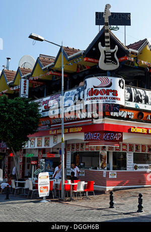 Döner Kebab-Stand und verschiedene Nachtclubs in Antalya, türkische Riviera, Türkei, Asien Stockfoto