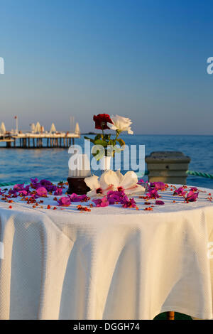 Tisch, dekoriert mit Blumen auf einem Steg über die türkische Riviera, Türkei, Asien Stockfoto