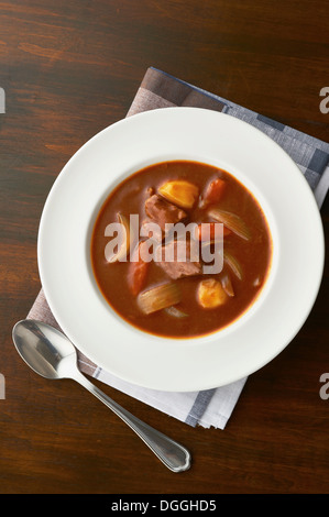 Stillleben mit Fleisch und Gemüse Auflauf servieren in Schüssel Stockfoto