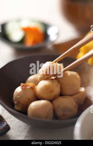 Stillleben mit Stäbchen Abholung japanische Knödel Stockfoto