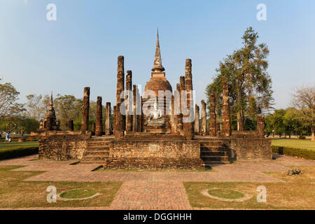 Chedi und Viharn, Tempelanlage Wat Sa si in Sukhothai Historical Park, UNESCO-Weltkulturerbe, Mueang Kao Stockfoto