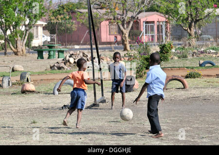 Drei Jungs spielen Fußball, Cape Town, Südafrika, Afrika Stockfoto