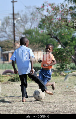 Zwei Jungs spielen Fußball, Cape Town, Südafrika, Afrika Stockfoto