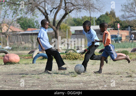 Drei Jungs spielen Fußball, Cape Town, Südafrika, Afrika Stockfoto