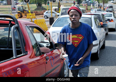 Straßenkind tragen ein Superman T-shirt betteln an eine Kreuzung, Johannesburg, Südafrika, Afrika Stockfoto