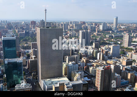 Blick über Johannesburg von der Terrasse des Carlton Centre, mit einer Höhe von 220m der höchsten Wolkenkratzers in Afrika Stockfoto