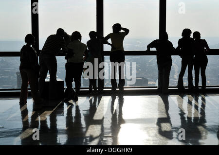 Touristen genießen Sie den Blick von der Aussichtsplattform, The Top of Africa, in der obersten Etage des Carlton über Johannesburg Stockfoto