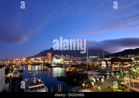 Ansicht des Bezirks "Waterkant" in der Nacht mit Table Mountain, V & A Waterfront, Cape Town, Südafrika, Afrika Stockfoto