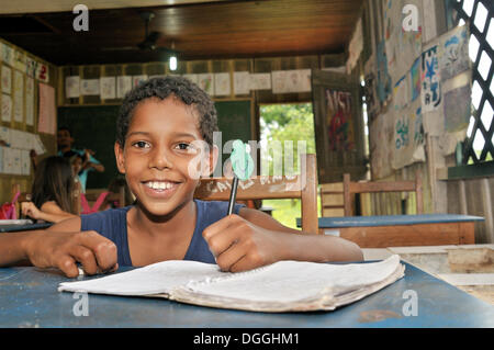 Bildnis eines Knaben, der landlosen Camp Acampamento 12 de Otubro, brasilianischen landlosen Arbeiter Bewegung Movimento Grundschule Stockfoto