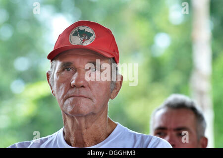 Porträt eines alten Mannes mit einer Obergrenze von der brasilianischen landlosen Arbeiter Bewegung Movimento Dos Trabalhadores Rurais sem Terra, MST Stockfoto