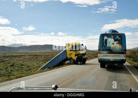 Unfall auf der Autobahn und Busse mit einem religiösen Motiv, Jesus als Herrn der Welt, bolivianischen Altiplano Hochland Stockfoto