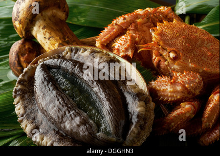 Stillleben mit Auswahl an Meeresfrüchten und Champignons Stockfoto