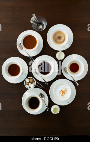 Stillleben mit Auswahl an Kaffeespezialitäten in Tassen Stockfoto