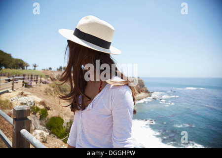 Junge Frau mit Sonnenhut, Palos Verdes, Kalifornien, USA Stockfoto