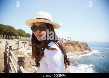 Porträt der jungen Frau mit Sonnenhut, Palos Verdes, Kalifornien, USA Stockfoto