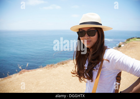 Junge Frau trägt Sonnenhut an Küste Palos Verdes, Kalifornien, USA Stockfoto