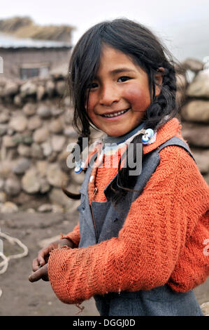 Mädchen im Pampa Blanca Dorf, Munizip Charazani, Departamento La Paz, Bolivien, Südamerika Stockfoto