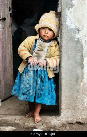 Mädchen stehen in Tür, Dorf Pampa Blanca, Munizip Charazani, Departamento La Paz, Bolivien, Südamerika Stockfoto