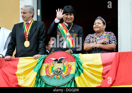 Präsident Evo Morales Ayma Gruß seiner Anhänger vom Balkon des Palazzo Regierung während seiner Wiederwahl Zeremonie, Stockfoto