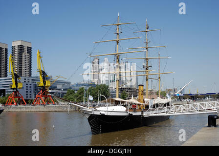 Uruguay-Fregatte, Museumsschiff im alten Puerto Madero Hafen Puerto Madero Bezirk, Buenos Aires, Argentinien, Südamerika Stockfoto