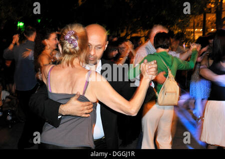 Tanzende Paare auf einer Milonga, Tango-Event auf der Plaza Dorrego Platz in der traditionellen Viertel San Telmo, Buenos Aires Stockfoto