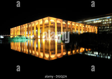 Ministry of Foreign Affairs, Palacio Itamaraty, nachts, Architekt Oscar Niemeyer, Brasilia, Distrito Federal Stockfoto