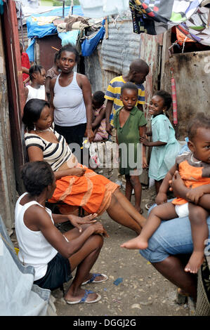 Leben in einem Zeltlager für Erdbeben-Flüchtlinge, Fort National District, Port au Prince, Haiti, Mittelamerika Stockfoto