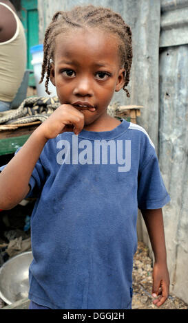 Porträt eines Mädchens in einem Lager für Erdbeben-Flüchtlinge, Fort National District, Port au Prince, Haiti, Mittelamerika Stockfoto