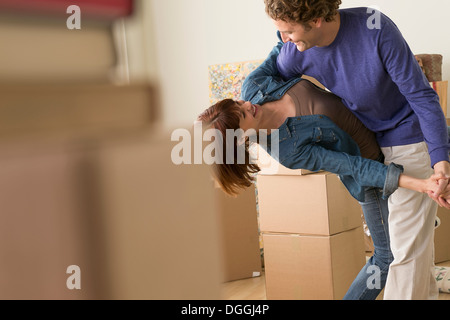 Paare tanzen zusammen, während einem Umzug Stockfoto