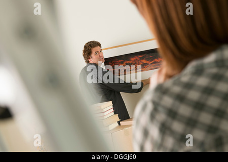 Paar Bilderrahmen im neuen Zuhause hängen Stockfoto