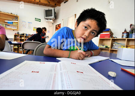 Junge seine Mathe-Hausaufgaben in einem Nachmittag Gruppe, Puebla, Mexiko, Mittelamerika Stockfoto