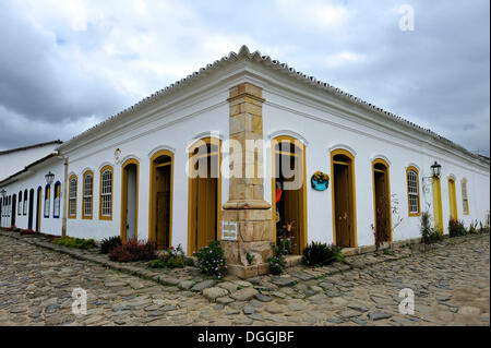 Gebäude in der alten Stadt von Paraty oder Parati, Costa Verde, Bundesstaat Rio De Janeiro, Brasilien, Südamerika Stockfoto