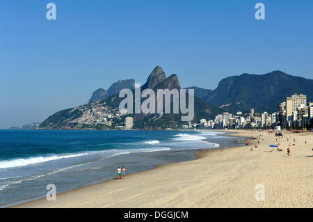 Blick über den Strand von Ipanema in Richtung Morro Dois Irmãos oder zwei Brüder Berg, Rio De Janeiro, Brasilien, Südamerika Stockfoto