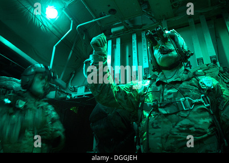 7. Oktober 2013-Tech Sgt. Richard Mulhollen, 774th Expeditionary Airlift Squadron C - 130H Hercules Loadmaster Signale "startklar" für eine Ladung Airdrop in abgelegenen Provinz Ghazni, Afghanistan. Mulhollen, ein Gardnerville, Nevada Native wird von Senior Airman unterstützt. Stockfoto