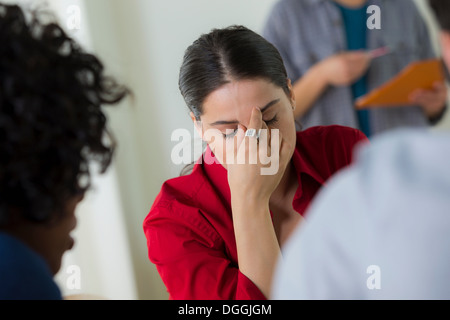 Betont weibliche Büroangestellte Stockfoto