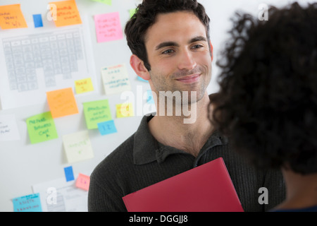 Weibliche und männliche Büroangestellte im Chat Stockfoto