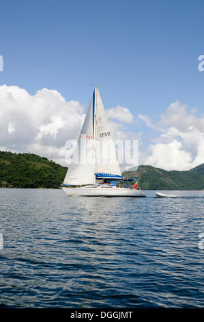 Segelboot, Bucht von Paraty oder Parati, Bundesstaat Rio De Janeiro, Brasilien, Südamerika Stockfoto