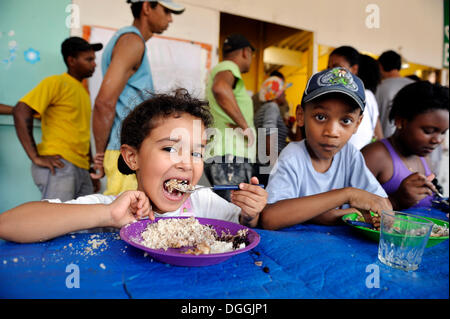 Kinder erhalten Essen in der Kantine, Jacerepagua Nachbarschaft, Rio De Janeiro, Brasilien, Südamerika Stockfoto