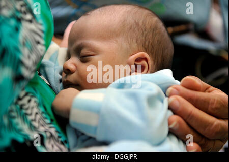Baby schläft friedlich auf seiner Mutter Schoß, Rio De Janeiro, Brasilien, Südamerika Stockfoto