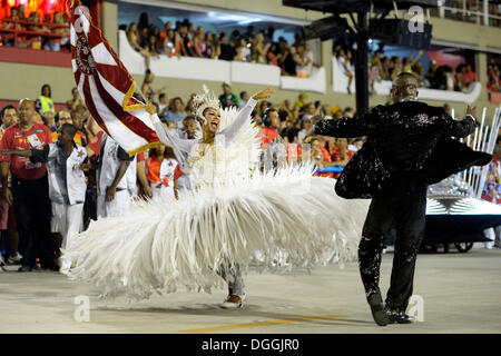 Paare tanzen, Parade der Samba Schule Inocentes de Belford Rocho, Porta Bandeira e Mestre Sala, in dem Sambodromo während Stockfoto