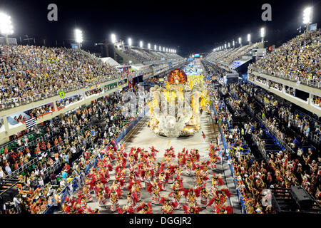 Parade der Samba Schule Inocentes de Belford Rocho, in dem Sambodromo während Karneval 2013 in Rio De Janeiro, Sambódromo Stockfoto