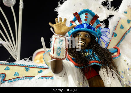 Tänzerin auf einer allegorischen Wagen, Parade der Samba Schule Inocentes de Belford Rocho, Sambodromo, Rio De Janeiro, Brasilien Stockfoto