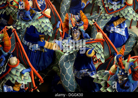 Samba-Tänzer gekleidet in phantasievollen Kostümen, Parade der Sambaschule Unidos da Tijuca, unter dem Motto "verzaubert Deutschland", Sambodromo Stockfoto