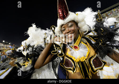 Tänzerin in einem bunten Kostüm, Parade von der Academicos tun Grande Rio Samba-Schule während des Karnevals in Rio De Janeiro im Jahr 2013 Stockfoto