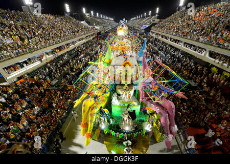 Parade der Academicos tun Grande Rio Samba-Schule während des Karnevals in Rio De Janeiro, Rio De Janeiro im Jahr 2013, Sambódromo Stockfoto