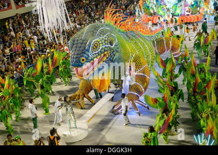 Riesige grüne Leguan, Parade von der Academicos tun Grande Rio Samba-Schule während des Karnevals in Rio De Janeiro im Jahr 2013 Stockfoto